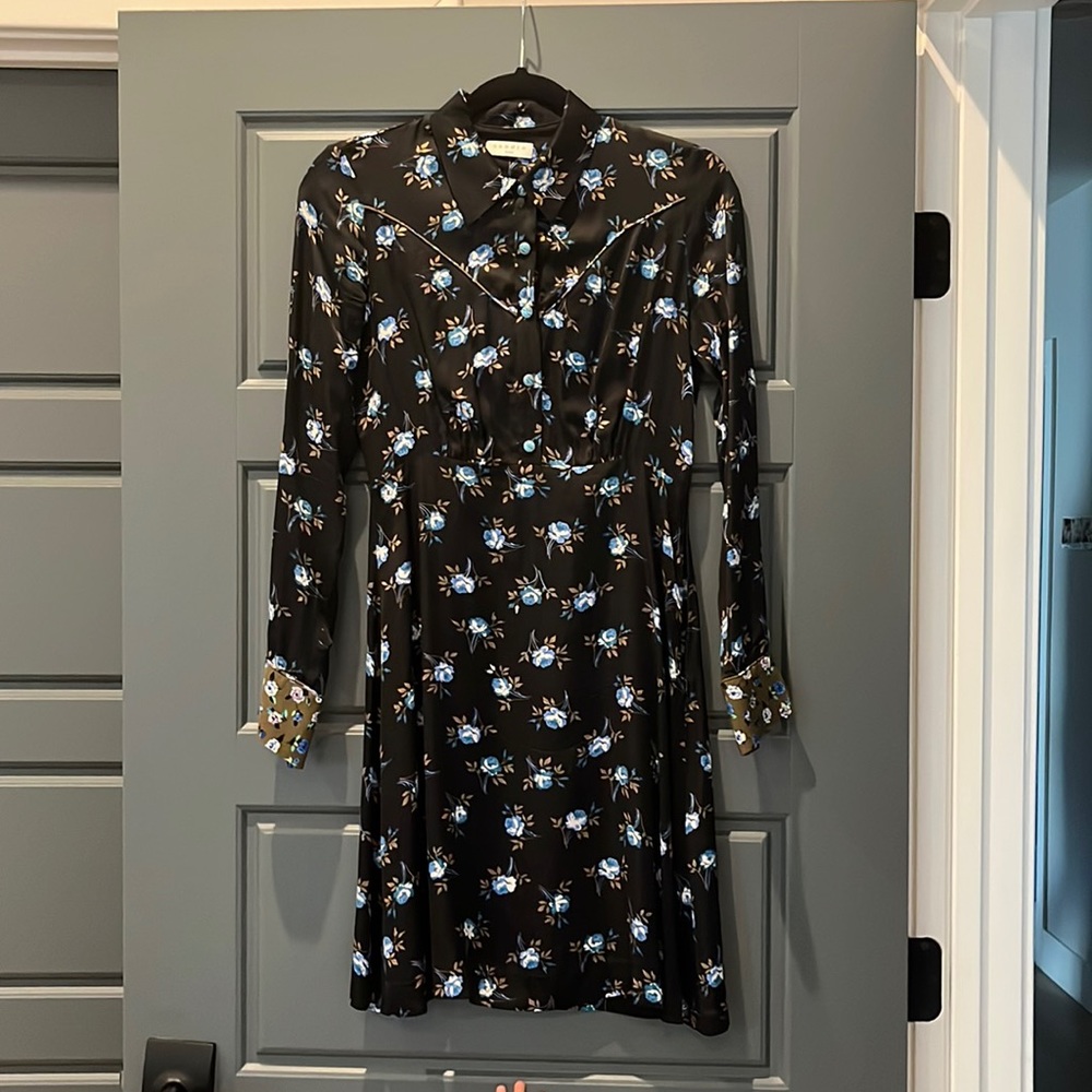 Sandro mini floral dress. Long sleeves. Floral print. Silk effect